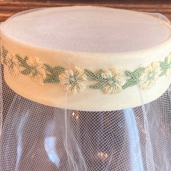 1950 Yellow Pill Box Hat with Full Veil 15 inch circumference - Picture 4 of 7